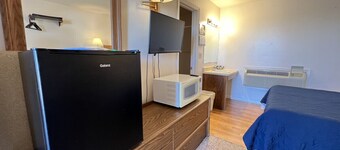 Room 107 - Standard Queen - Sleeps 2 - West Lake Grandvue Inn