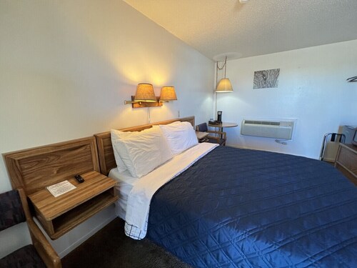 Room 108 - Standard Queen - Sleeps 2 - West Lake Grandvue Inn