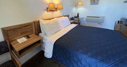 Room 108 - Standard Queen - Sleeps 2 - West Lake Grandvue Inn