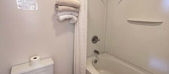 Room 109 - Standard Queen - Sleeps 2 - West Lake Grandvue Inn