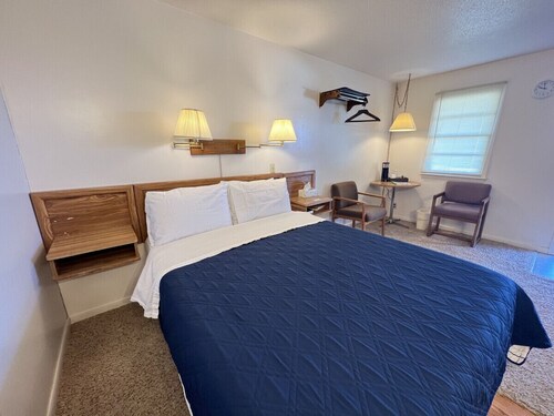 Room 109 - Standard Queen - Sleeps 2 - West Lake Grandvue Inn