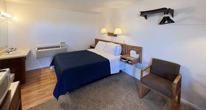 Room 109 - Standard Queen - Sleeps 2 - West Lake Grandvue Inn