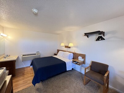 Room 109 - Standard Queen - Sleeps 2 - West Lake Grandvue Inn