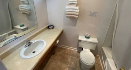 Room 110 - Standard Queen - Sleeps 2 - West Lake Grandvue Inn