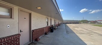 Room 103 - Double Full - Sleeps 4 - West Lake Grandvue Inn