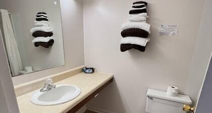 Room 104 - Double Full - Sleeps 4 - West Lake Grandvue Inn