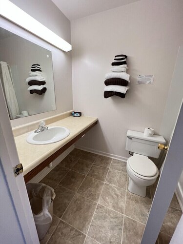 Room 111 - Double Full - Sleeps 4 - West Lake Grandvue Inn