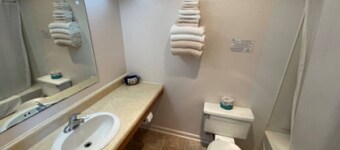 Room 113 - Double Full - Sleeps 4 - West Lake Grandvue Inn