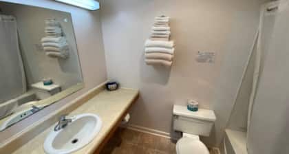Room 113 - Double Full - Sleeps 4 - West Lake Grandvue Inn