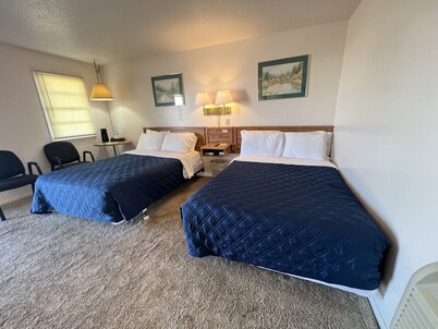 Room 113 - Double Full - Sleeps 4 - West Lake Grandvue Inn