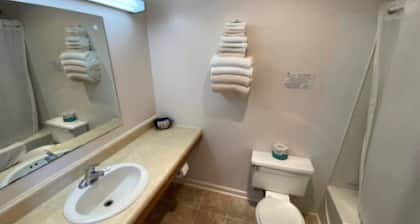 Room 114 - Double Full - Sleeps 4 - West Lake Grandvue Inn