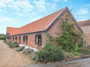 Exterior - Lovely barn in a beautiful setting with swimming pool. (Colchester)