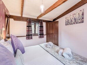 2 bedrooms, free WiFi, bed sheets - Lovely barn in a beautiful setting with swimming pool. (Colchester)