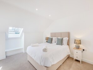 4 bedrooms, free WiFi, bed sheets, wheelchair access