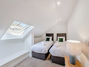 4 bedrooms, free WiFi, bed sheets, wheelchair access