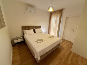 5 chambres, ameublement personnalisé, fer et planche à repasser