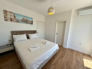 5 habitaciones, muebles diferentes y tabla de planchar con plancha