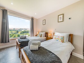 5 bedrooms, free WiFi, bed sheets, wheelchair access