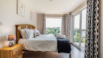 5 bedrooms, free WiFi, bed sheets, wheelchair access