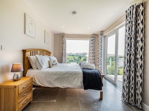 5 bedrooms, free WiFi, bed sheets, wheelchair access - 5 bedroom accommodation in Llansawel, near Llandeilo (Llansawel, near Llandeilo)