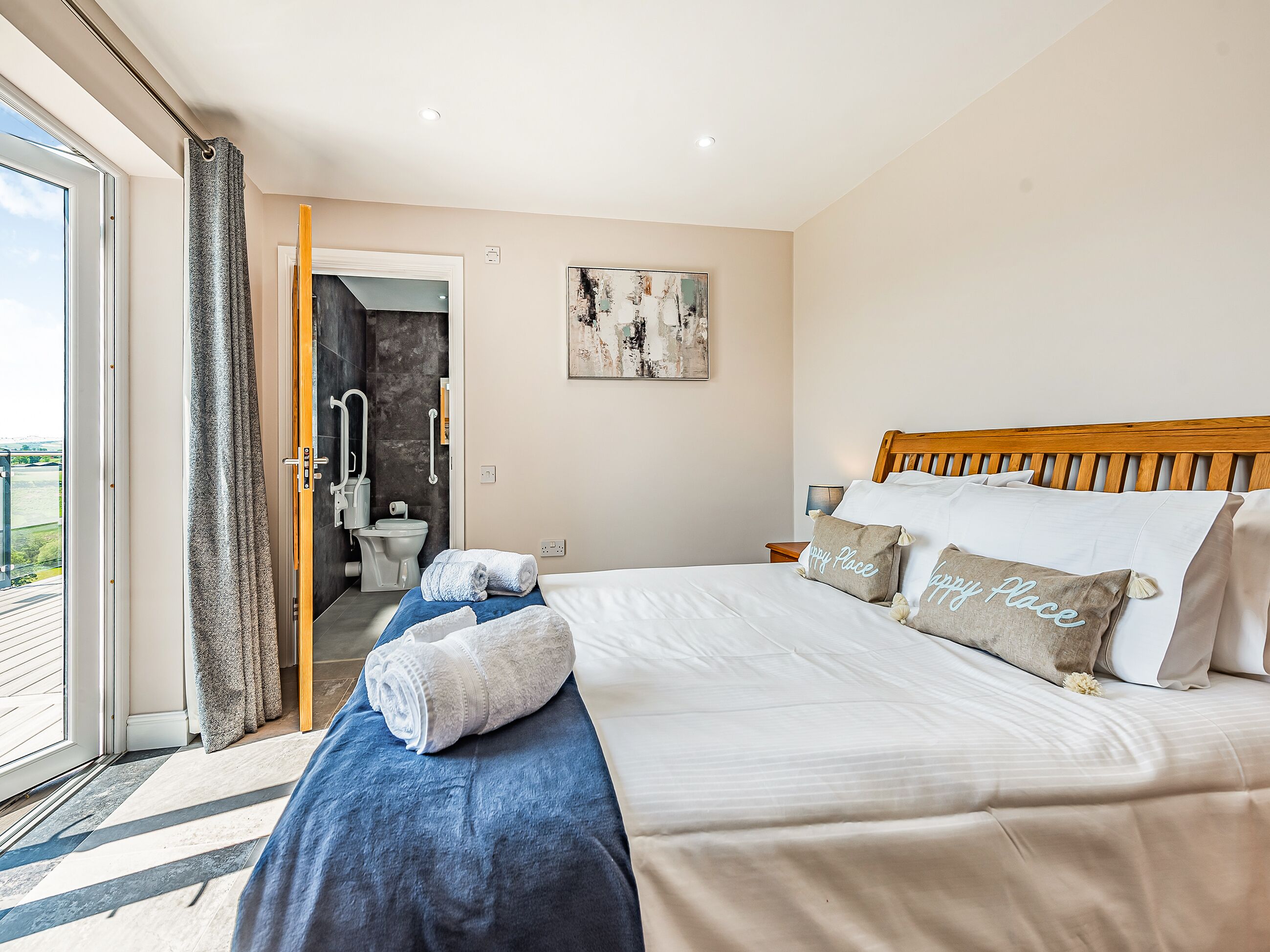 5 bedrooms, free WiFi, bed sheets, wheelchair access