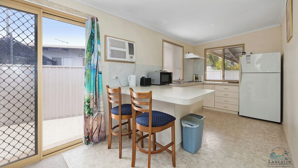 Fridge, microwave, stovetop, toaster - Aqua Sands Chalets-Nestled in the heart of Lancelin (Lancelin)
