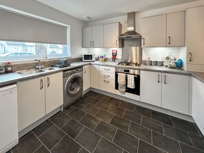 Dishwasher, highchair - 3 bedroom accommodation in Inverness (Inverness)