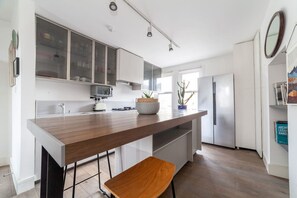 Fridge, oven, stovetop, dishwasher