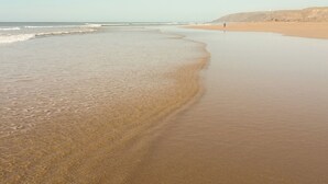 A beach with clear water, a sandy shore, and a distant view of the ocean. - 2 bedroom accommodation in Bude (Bude)