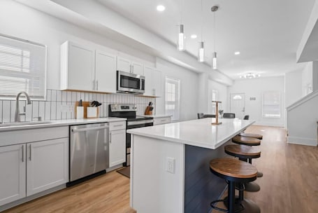 Fridge, microwave, oven, stovetop. Hot Tub | 9 beds | Pet Friendly