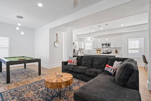 Télévision, jeux vidéo, table de tennis de table