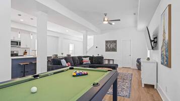 Fernseher, Videospiele, Tischtennisplatte