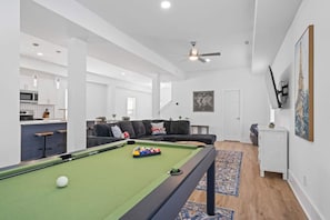 Télévision, jeux vidéo, table de tennis de table