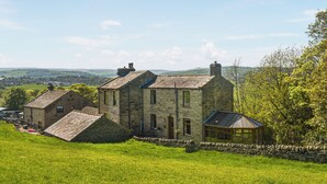 A stone building with a sloped roof, a glass conservatory, and a stone wall surrounding the property. - 4 bedroom accommodation in Hainworth, near Keighley (Hainworth, near Keighley)