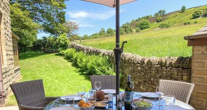 4 bedroom accommodation in Hainworth, near Keighley