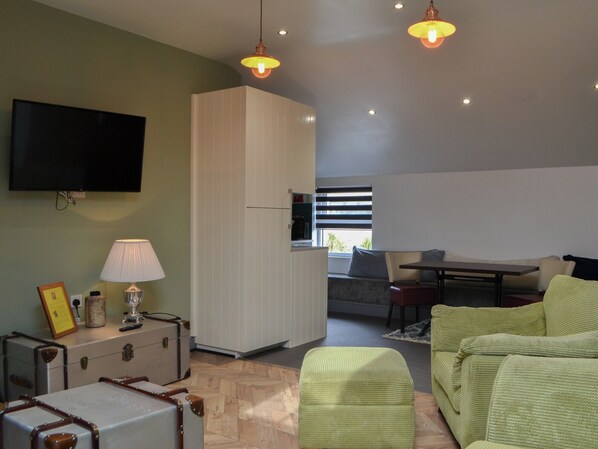 Living area - Tiberius Claudius Augustus Suite - UK43559 (Bowness-on-Solway)