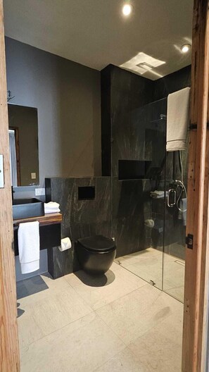 Deluxe kamer, uitzicht op stad | Badkamer | Een douche, een haardroger, pantoffels, handdoeken
