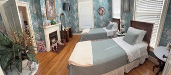 Historic Roberts Home "Night in the Museum" Hotel