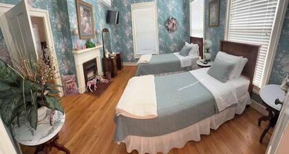 Historic Roberts Home "Night in the Museum" Hotel