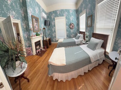 Historic Roberts Home "Night in the Museum" Hotel