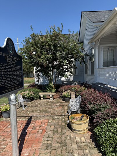 Historic Roberts Home "Night in the Museum" Hotel