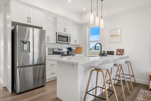 Køleskab, mikrobølgeovn, ovn, kogeplade