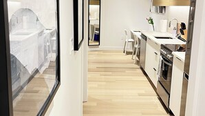 Wasserkocher mit Kaffee-/Teezubehör, Kühlschrank, Mikrowelle, Ofen