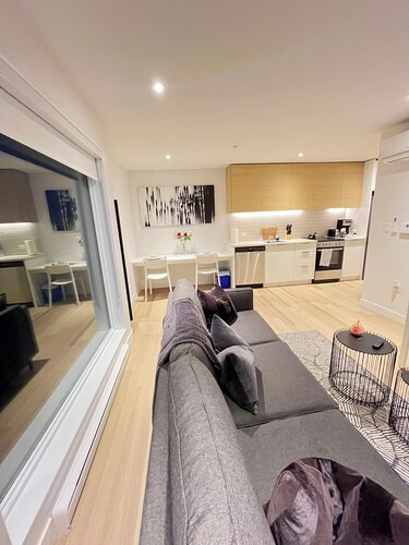 Luxurious 1BR Condo w/ Free Parking, Views & Near Downtown MTL