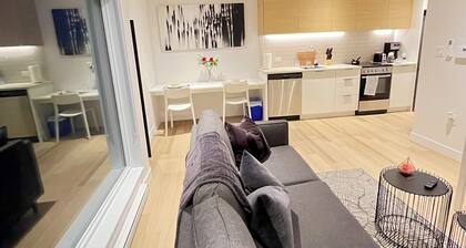 Luxurious 1BR Condo w/ Free Parking, Views & Near Downtown MTL