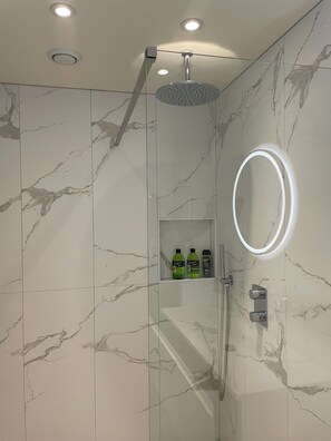 Shower, hair dryer, towels, soap - Copenhagen Residence | Holiday home with Scandinavian flair | View of the water. (Harderwijk)