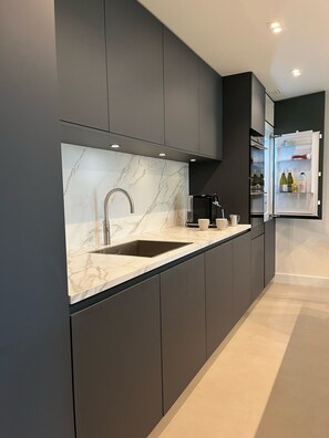 Refrigerador, microondas, horno, lavavajillas