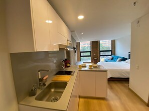 Business Apartment, 1 Queen Bed, Kitchen | Private kitchen | Mini-fridge, microwave, stovetop, coffee/tea maker - Mitika Apartamentos (Bogotá)