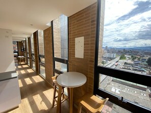 Business Apartment, 1 Queen Bed, Kitchen | Private kitchen | Mini-fridge, microwave, stovetop, coffee/tea maker - Mitika Apartamentos (Bogotá)