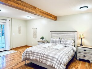 5 habitaciones, escritorio y tabla de planchar con plancha